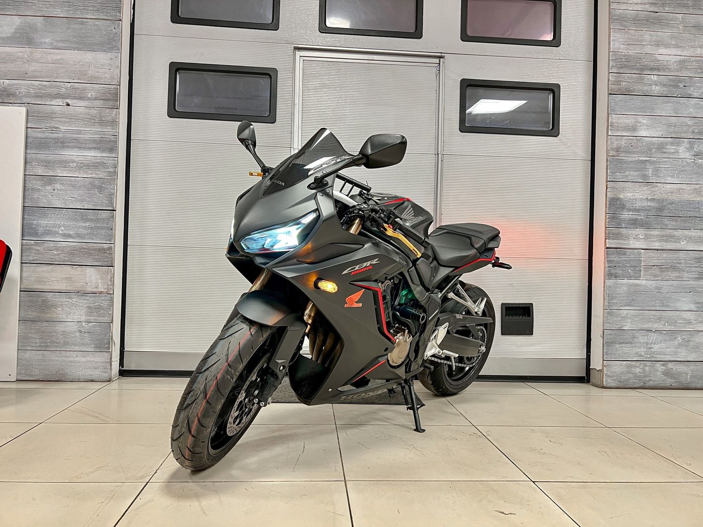 HONDA CBR650R – это мотоцикл, созданный для прирожденных любителей спортивной езды.