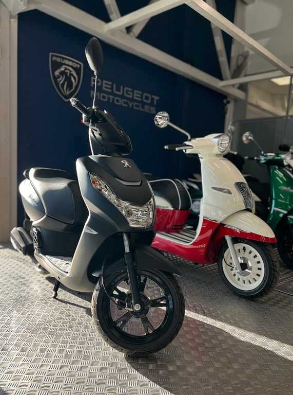 Peugeot Kisbee 50 - элегантный и экономичный скутер для небольшого города⁣